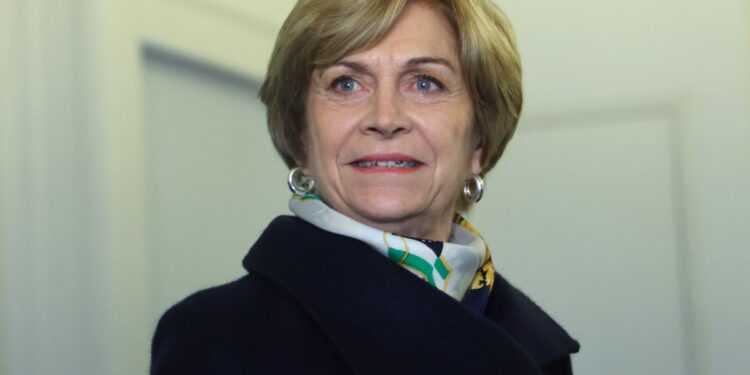 Cadem: Ligera disminución de Jara y Kast en el voto espontáneo, mientras Matthei crece 3 puntos.