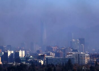 Malas condiciones de ventilación provocan nueva preemergencia ambiental en Santiago.