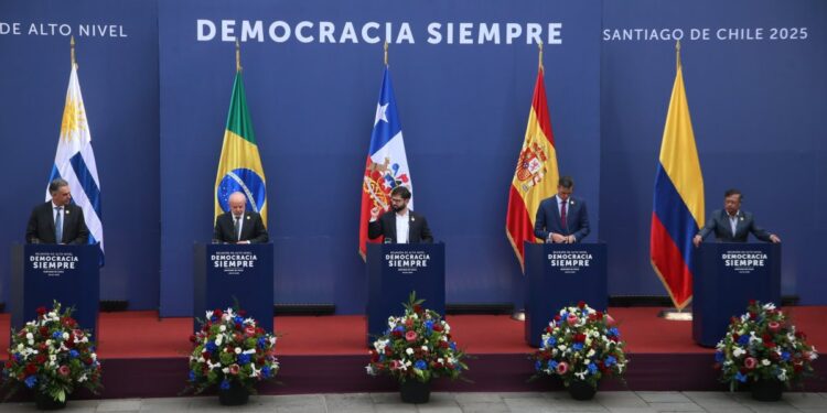 Presidente Boric se defiende ante críticas por cumbre progresista: «Siempre es un buen momento para fortalecer la democracia»
