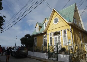 Por un precio aproximado de mil millones de pesos: Se ofrece a la venta el emblemático hotel Brighton en el cerro Concepción de Valparaíso.