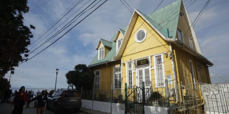 Por un precio aproximado de mil millones de pesos: Se ofrece a la venta el emblemático hotel Brighton en el cerro Concepción de Valparaíso.