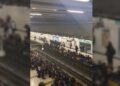 Escolares se acomodaron en el borde del andén de la estación Santa Isabel, provocando retrasos en la Línea 5 del Metro.