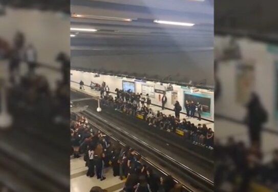 Escolares se acomodaron en el borde del andén de la estación Santa Isabel, provocando retrasos en la Línea 5 del Metro.