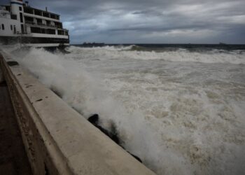 La Dirección Meteorológica de Chile advierte sobre vientos moderados a fuertes en áreas del centro y sur del país.