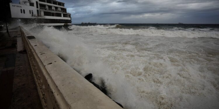 La Dirección Meteorológica de Chile advierte sobre vientos moderados a fuertes en áreas del centro y sur del país.