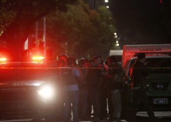 Persecución policial en Lampa concluye con un delincuente fallecido y tres heridos de bala.