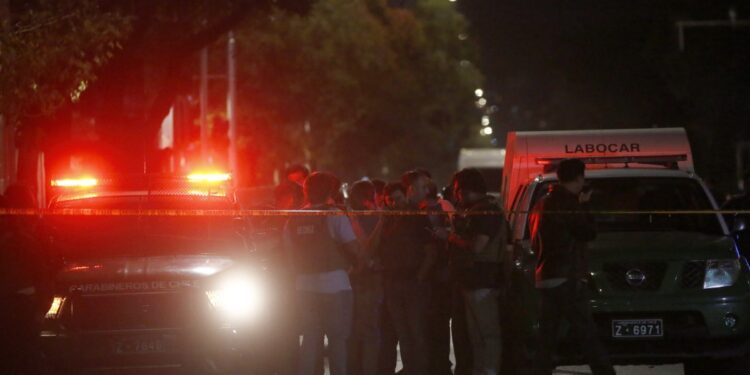 Persecución policial en Lampa concluye con un delincuente fallecido y tres heridos de bala.