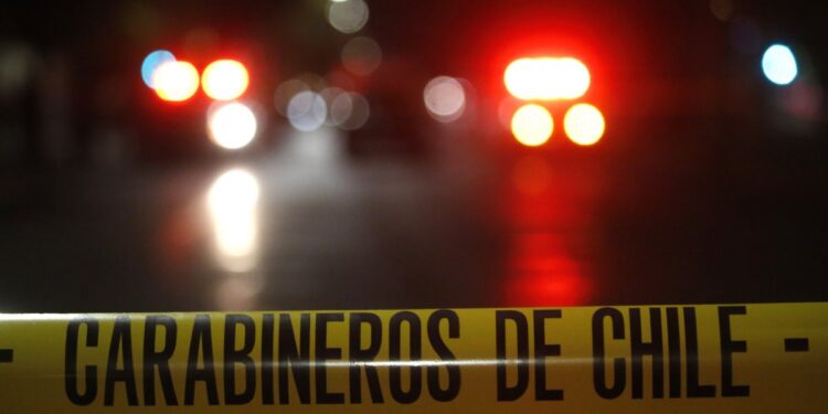 Violencia intrafamiliar en Bajos de Mena termina con un hombre abatido por Carabineros y otro herido mientras agredía a su hijo.