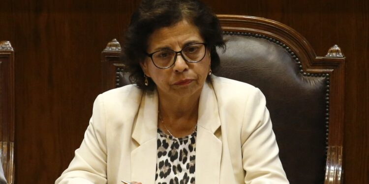 La Ministra de Minería respalda el acuerdo entre Codelco y SQM para la explotación del litio, afirmando: «Es una decisión de Estado».