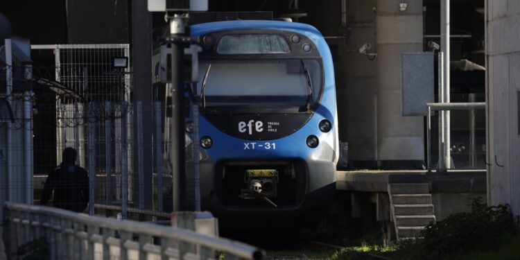 Presentan propuesta para que el próximo Gobierno reciba el tren Valparaíso-Santiago con financiamiento.