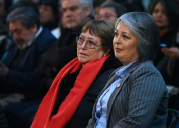 El entorno de Jara espera un gesto de apoyo de Bachelet a su regreso a Chile desde España.