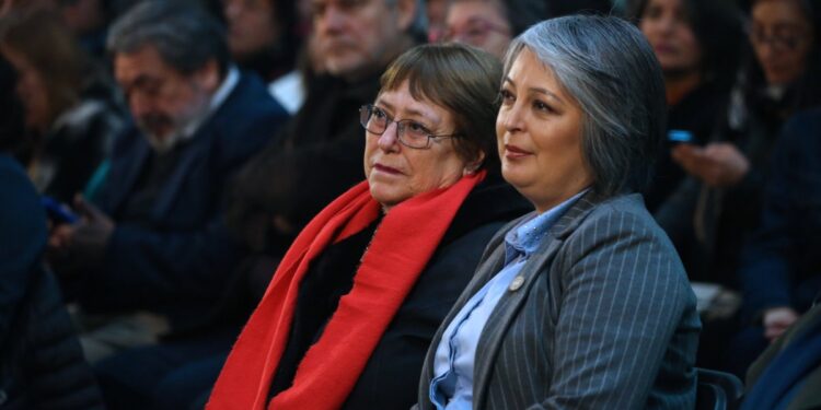 El entorno de Jara espera un gesto de apoyo de Bachelet a su regreso a Chile desde España.