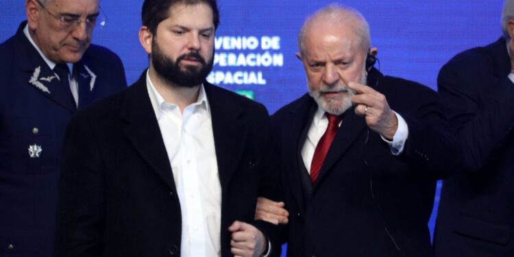 El presidente Boric se reúne con líderes progresistas en la cumbre “Democracia Siempre” en Santiago.