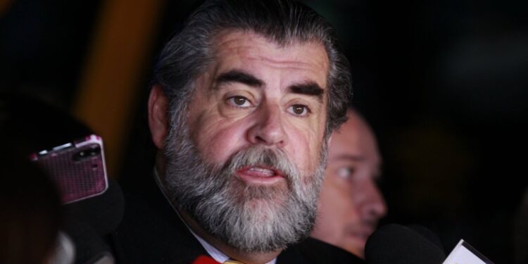 Rodrigo Ubilla critica a Kast: “Gobernar implica más que simples eslóganes y declaraciones impactantes”