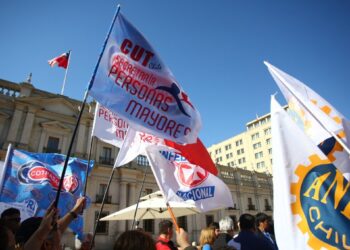 CUT y ANEF advierten sobre una posible huelga general por «vulneraciones» en dictámenes de la contralora Dorothy Pérez.