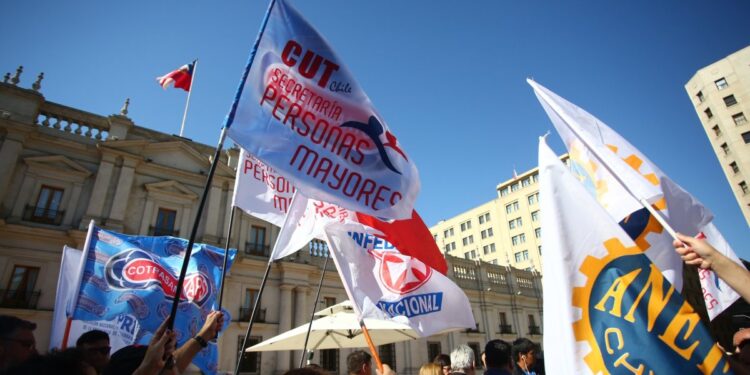 CUT y ANEF advierten sobre una posible huelga general por «vulneraciones» en dictámenes de la contralora Dorothy Pérez.