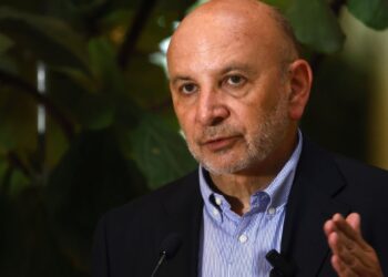 Senador Castro denunció «deslealtad» hacia Carolina Tohá en la campaña de Jeannette Jara para las primarias.