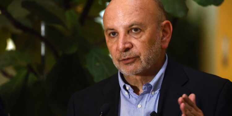 Senador Castro denunció «deslealtad» hacia Carolina Tohá en la campaña de Jeannette Jara para las primarias.