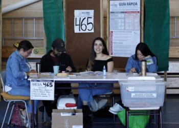 Cámara de Diputados aprueba ley que concede un día libre a vocales de mesa: pasa al Senado.
