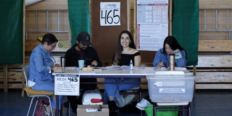 Cámara de Diputados aprueba ley que concede un día libre a vocales de mesa: pasa al Senado.