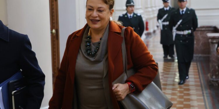 Ex Ministra Vivanco presentó una querella por las revelaciones de prensa y solicitó la revisión de los celulares de Carabineros del OS-7.