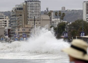 Senapred emite Alerta Roja por tsunami en comunas costeras de Chile.