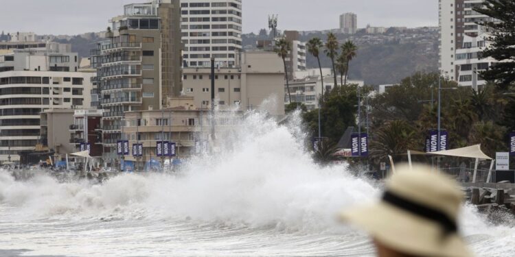 Senapred emite Alerta Roja por tsunami en comunas costeras de Chile.