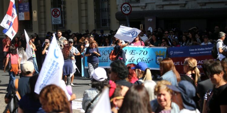 La Contraloría confirma el dictamen sobre las deducciones salariales a docentes que participen en paralizaciones.