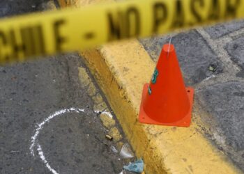 Tarde de pánico en Valparaíso: Delincuente con extenso historial fallece y otro resulta gravemente herido tras violenta balacera en el cerro Cordillera.