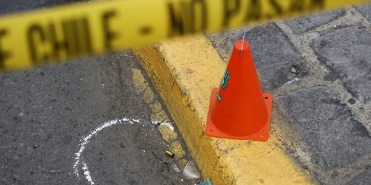 Tarde de pánico en Valparaíso: Delincuente con extenso historial fallece y otro resulta gravemente herido tras violenta balacera en el cerro Cordillera.