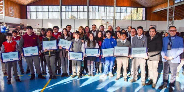 Beca TIC promueve la igualdad digital con la reciente distribución de computadores en Maule.