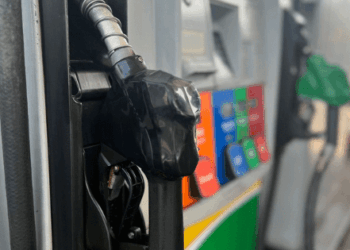 Bajan las bencinas, pero sube el diésel: ENAP da a conocer nuevos cambios en los precios de los combustibles.