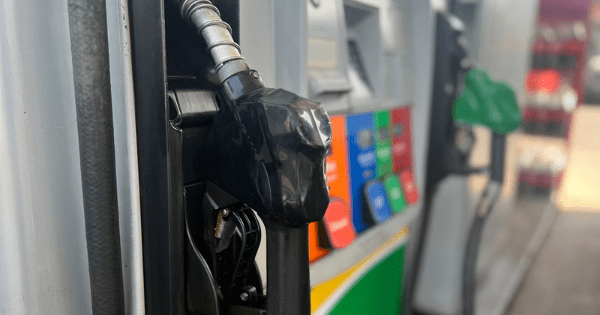Bajan las bencinas, pero sube el diésel: ENAP da a conocer nuevos cambios en los precios de los combustibles.