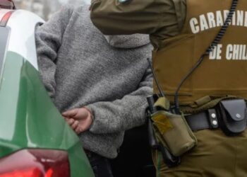 Santiago: cinco cabros detenidos en operativo policial por andar con armas en el centro.