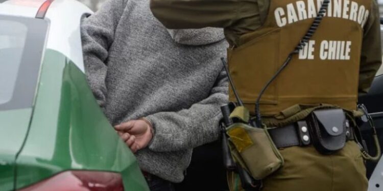 Santiago: cinco cabros detenidos en operativo policial por andar con armas en el centro.