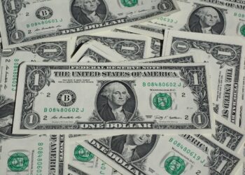El dólar desciende por debajo de los $930, registrando su semestre más bajo a nivel mundial en más de 50 años.