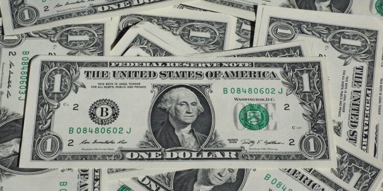 El dólar desciende por debajo de los $930, registrando su semestre más bajo a nivel mundial en más de 50 años.