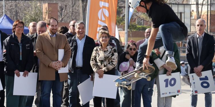 Municipio lleva a cabo exitosa clínica de skate en Huechuraba.