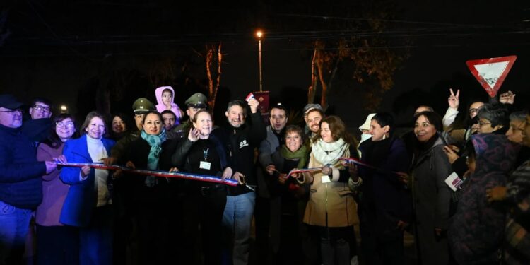 Gobernador Orrego y alcalde de Pudahuel dan el vamos a renovado tramo del Canal Ortuzano.