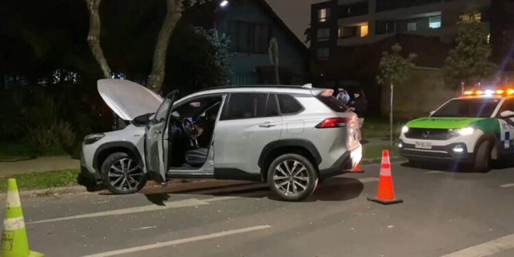 Cinco adolescentes en uniforme escolar asaltaron y destruyeron el vehículo de un adulto mayor en La Reina.
