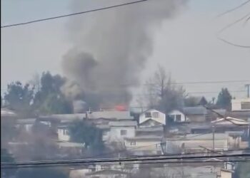 Incendio consume una casa en Mulchén: Las llamas eran visibles desde varias cuadras a la distancia.