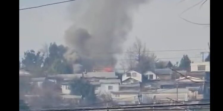 Incendio consume una casa en Mulchén: Las llamas eran visibles desde varias cuadras a la distancia.
