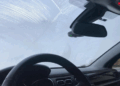 ¿Vidrios congelados por la mañana? Aquí te dejamos los mejores tips para lidiar con eso sin dañar tu auto.