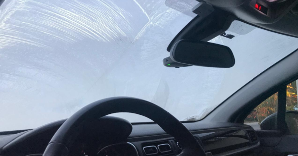 ¿Vidrios congelados por la mañana? Aquí te dejamos los mejores tips para lidiar con eso sin dañar tu auto.
