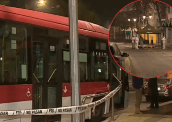 Funcionario de la PDI es víctima de un violento asalto en bus RED y se defiende a balazos: un delincuente falleció y otro quedó detenido.