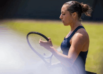 Wimbledon: Cocciaretto da la sorpresa y saca a la número 3 del mundo.