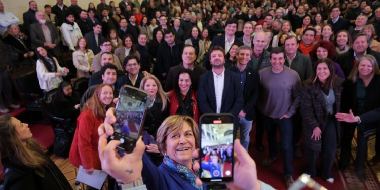 Evelyn Matthei refuerza su programa y desmiente las «mentiras» sobre su candidatura.