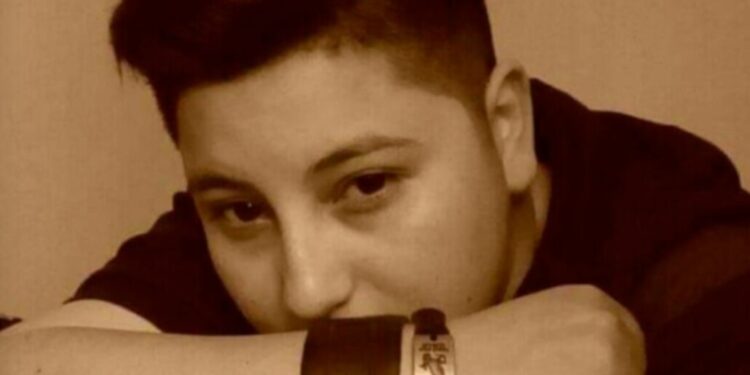 Suprema Corte reduce pena de presidio perpetuo a 15 años para el autor del asesinato de un joven trans en Los Ángeles.