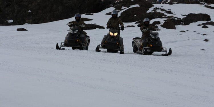 Ejército de Chile ofrece curso de rescate en nieve a los soldados del regimiento de Talca.