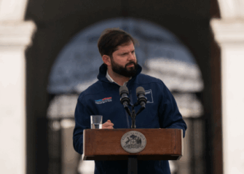 Boric se opone a eliminar contribuciones y asegura que sería “más plata de los pobres a los ricos”.